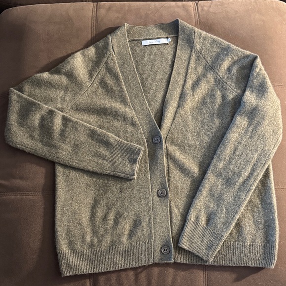 Harper Lane Cashmere Olive Green Button Sweater - Picture 1 of 9